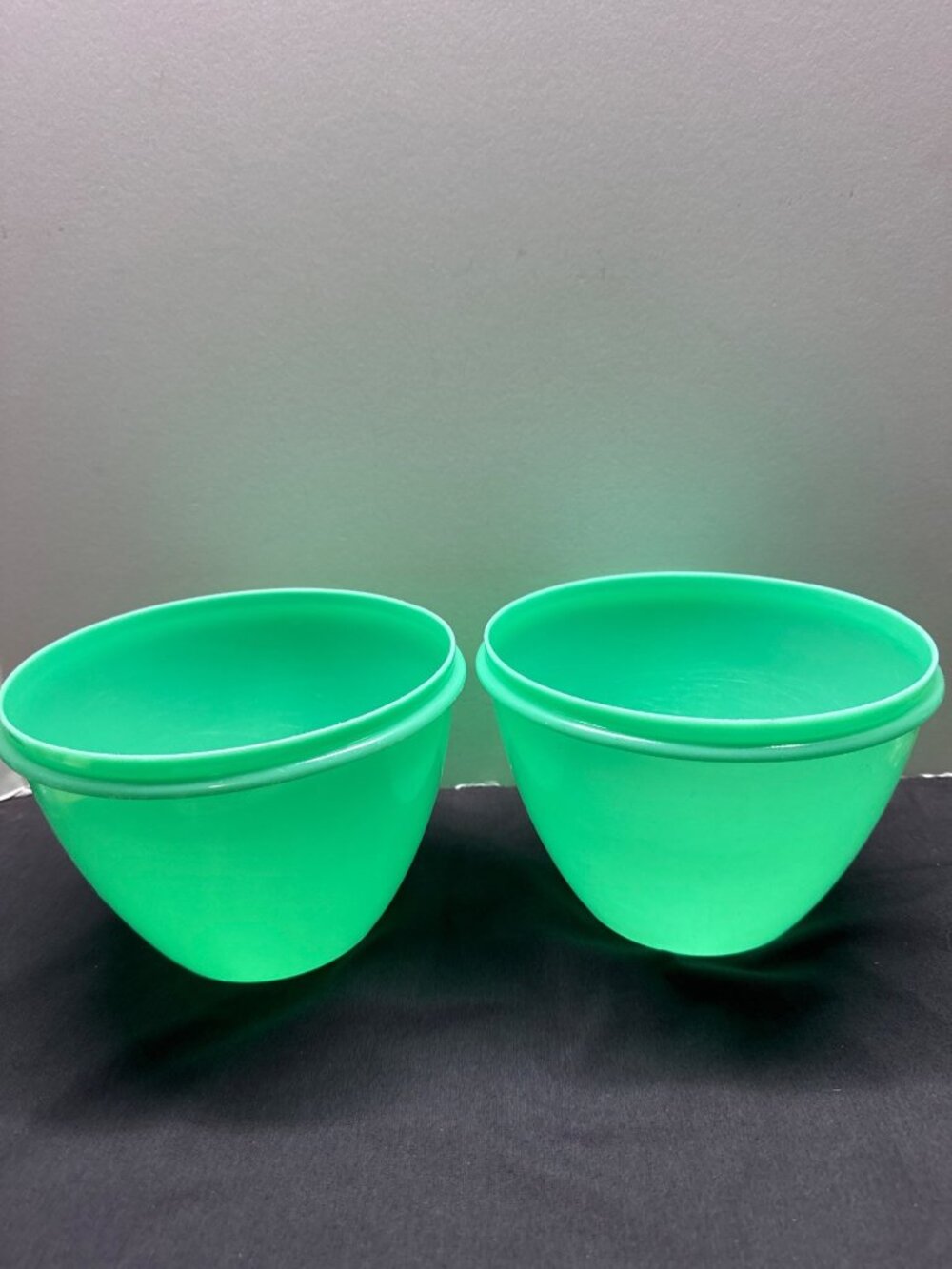 Tupperware #679 Crisp-It Set Of 2 Green Bowls Made In USA No Lids